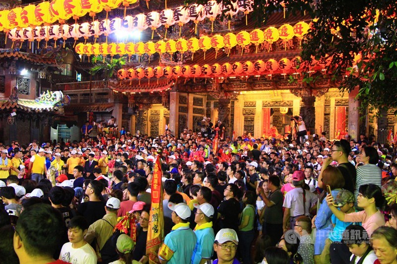 武漢肺炎疫情持續升溫,全台部分主要宮廟已陸續響應延辦活動。圖為2019年4月7日台中市大甲鎮瀾宮媽祖9天8夜遶境進香活動。(中央社檔案照片)