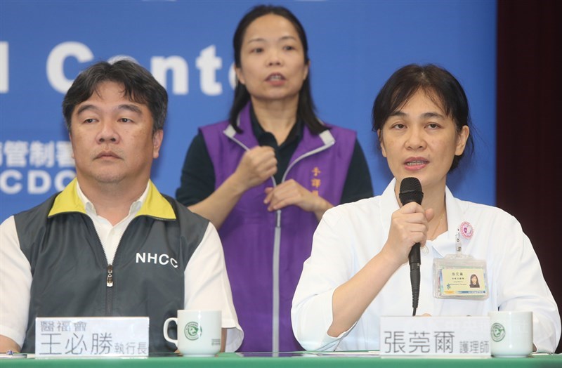 血友病母子返台,由護理師張莞爾全程穿著防護衣陪同。張莞爾(右)25日表示,飛機上另有43名乘客,她和血友病母子並未和其他乘客坐在同一區域,機上也不供餐、未如廁,一切順利。中央社記者鄭傑文攝 109年2月25日