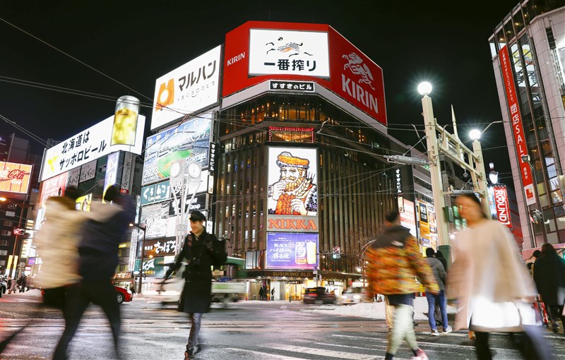 日本共同社今天報導,名古屋市、北海道及熊本市今天都新增2019年冠狀病毒疾病(武漢肺炎)確診病例,共計新增9例。圖為北海道札幌薄野商圈25日人潮已較平日少。(共同社提供)