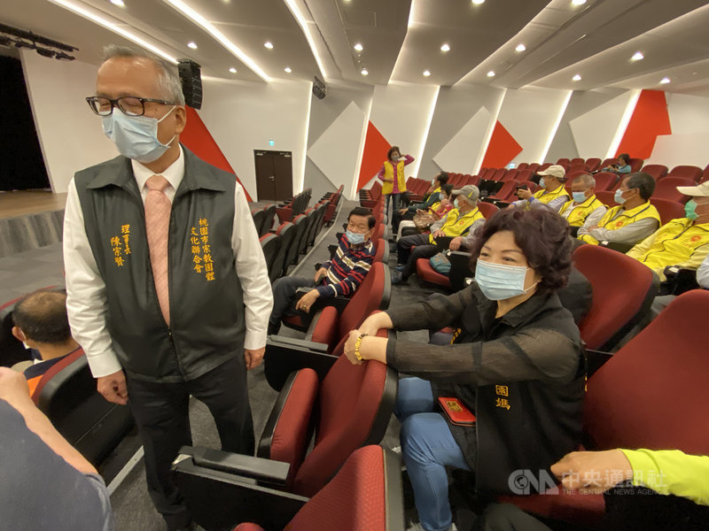 桃園市多所宮廟26日中午在桃園市綜合會議廳開會,桃園市宗教團體文化聯合會理事長陳宗賢(左)表示,為防範武漢肺炎疫情擴散,響應延期辦理或取消遶境等大型集會活動,維護民眾健康。中央社記者邱俊欽攝 109年2月26日