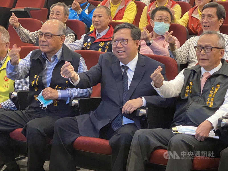 考量武漢肺炎疫情期群聚活動風險較高,桃園市79家宮廟26日決定延期辦理或取消遶境等大型集會活動,桃園市長鄭文燦(前中)說,感謝各大宮廟的響應,秉持慈悲濟世心情抗疫;盼疫情結束,迎更多人潮。中央社記者邱俊欽桃園攝 109年2月26日