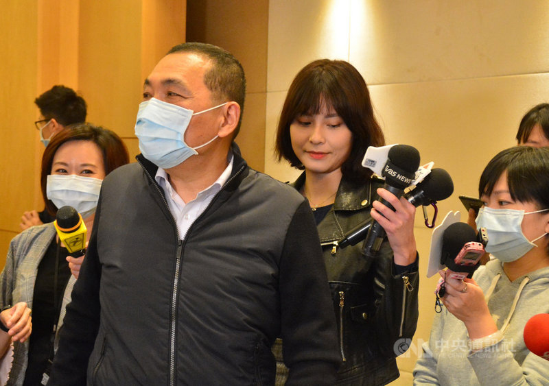 新北市長侯友宜（前）26日表示，市府需從自身健康管理做起，市府不能崩盤，要先保護自己，「市府官員不能倒，才有能力照顧市民。」中央社記者黃旭昇新北市攝　109年2月26日