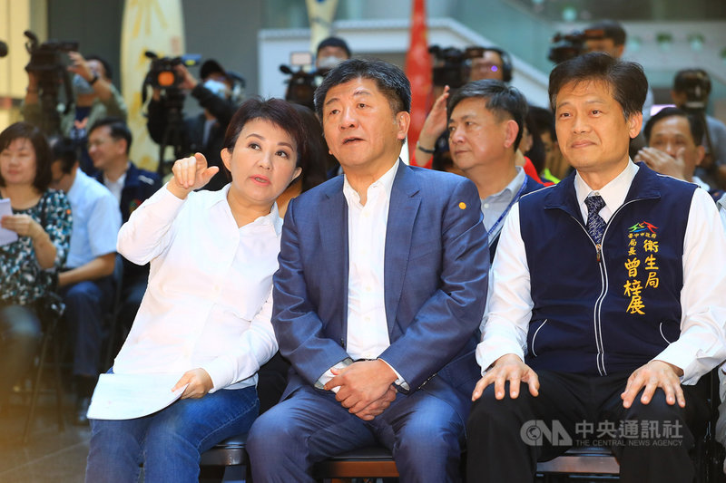 台中市政府配合衛生福利部成立居家隔離及檢疫關護中心,台中市長盧秀燕(前左起)與衛福部長陳時中、衛生局長曾梓展(前右)26日出席啟用儀式。中央社記者郝雪卿攝 109年2月26日