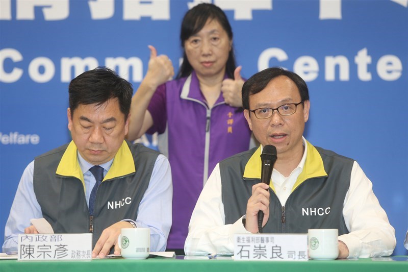 中央流行疫情指揮中心26日舉行記者會,衛福部醫事司司長石崇良(右)表示,將對進出醫院3類人員進行管制,包括病人動線分流、探病者採登記制且限額、非醫事人員的醫院外包人員一率遵守院內感控。左為內政部次長陳宗彥。中央社記者鄭傑文攝 109年2月26日