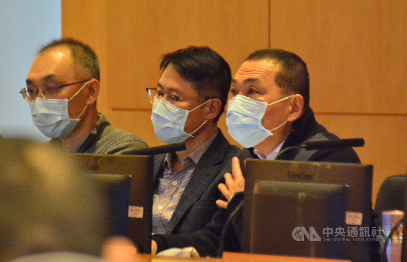 新北市長侯友宜（右）26日主持市政會議，要求市府民政局針對新北市所有的宗教活動，視個案檢討辦理方式，如果是人潮多且擁擠，長時間密集接觸的大型宗教活動應該要暫停。中央社記者黃旭昇新北攝　109年2月26日