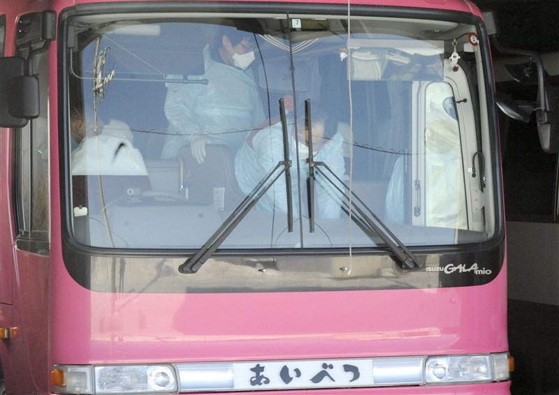 日本放送協會報導,北海道知內町政府27日表示,住在町內的80多歲男性感染武漢肺炎死亡,這是日本境內除了鑽石公主號上人員外,第4名因為感染武漢肺炎死亡案例。圖為北海道學校人員消毒校車。(共同社提供)