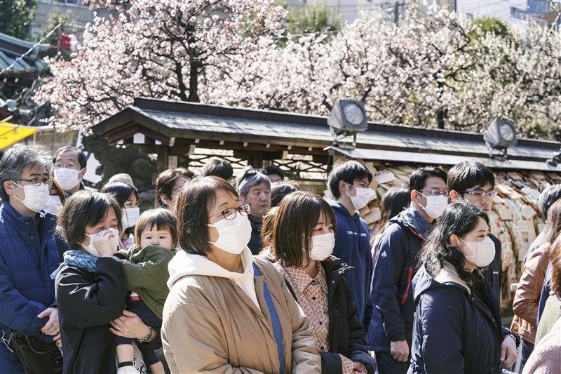 俗稱武漢肺炎的2019年冠狀病毒疾病持續在疫情源頭中國之外的各地延燒。圖為日本民眾戴口罩參拜神社。（共同社提供）