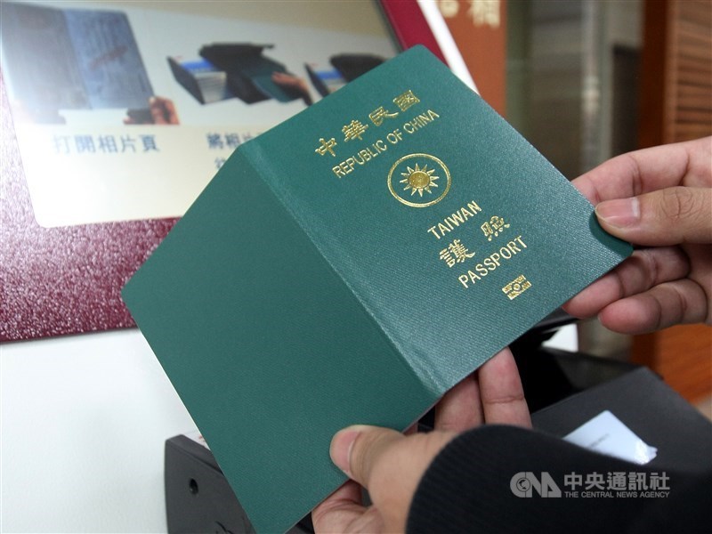 自3月16日起,首次申請護照的民眾,可就近到桃園市等6縣市指定戶政事務所。(中央社檔案照片)