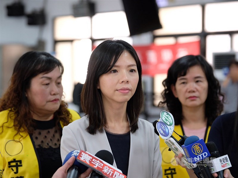 前無黨籍立委洪慈庸(中)在2020年立委選戰中連任失利,動向受矚目。立法院27日發出公告,立法院長游錫堃任命洪慈庸為立法院顧問。(中央社檔案照片)