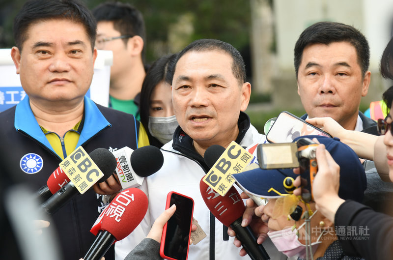 新北市長侯友宜（中）28日表示，已消毒武漢肺炎確診第32例外籍看護活動的公園、捷運站周邊，但防疫超前部署更勝於事後消毒。（市府提供）中央社記者黃旭昇新北傳真　109年2月28日
