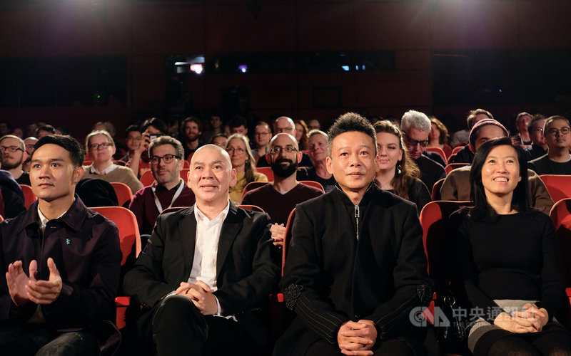 「日子」在柏林影展競賽單元舉行全球首映，導演蔡明亮（左2）、兩位主角及文化內容策進院院長胡晴舫（右1）一同出席。中央社記者林育立柏林攝　109年2月28日