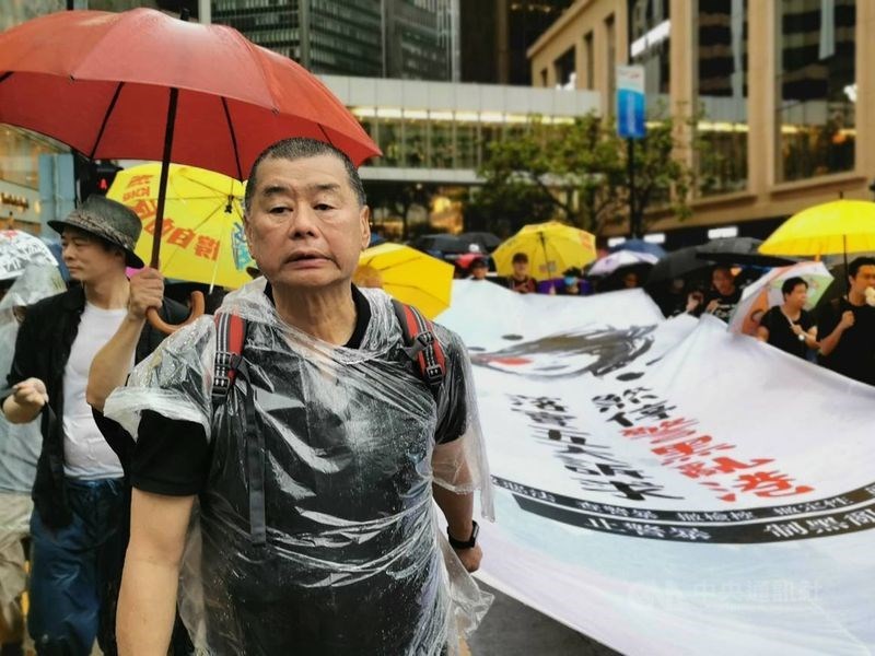 香港壹傳媒集團創辦人黎智英(前)等泛民主派人士28日上午被警方逮捕,警方高層表示,黎智英等人涉嫌參與非法集結被起訴,預定5月5日在法院聆訊。圖為黎智英2019年8月參加反送中遊行。(中央社檔案照片)