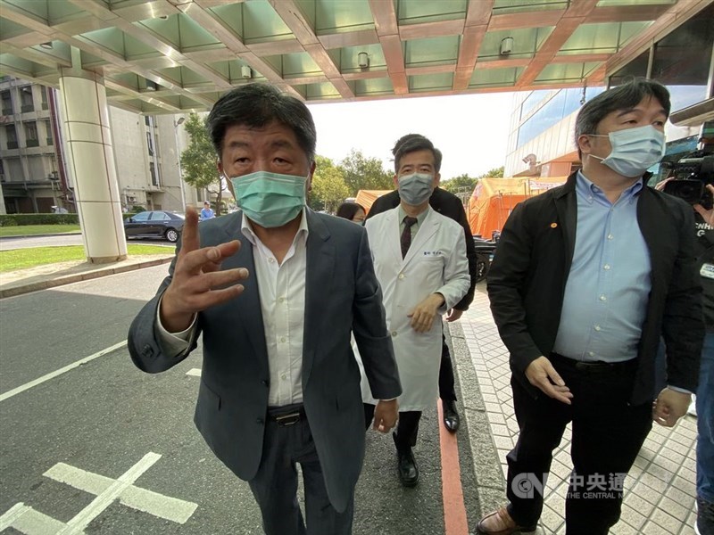 中央流行疫情指揮中心指揮官、衛生福利部長陳時中(左)29日視導衛福部桃園醫院武漢肺炎防疫提前部署準備情形,瞭解負壓隔離病房等流程。中央社記者邱俊欽桃園攝 109年2月29日