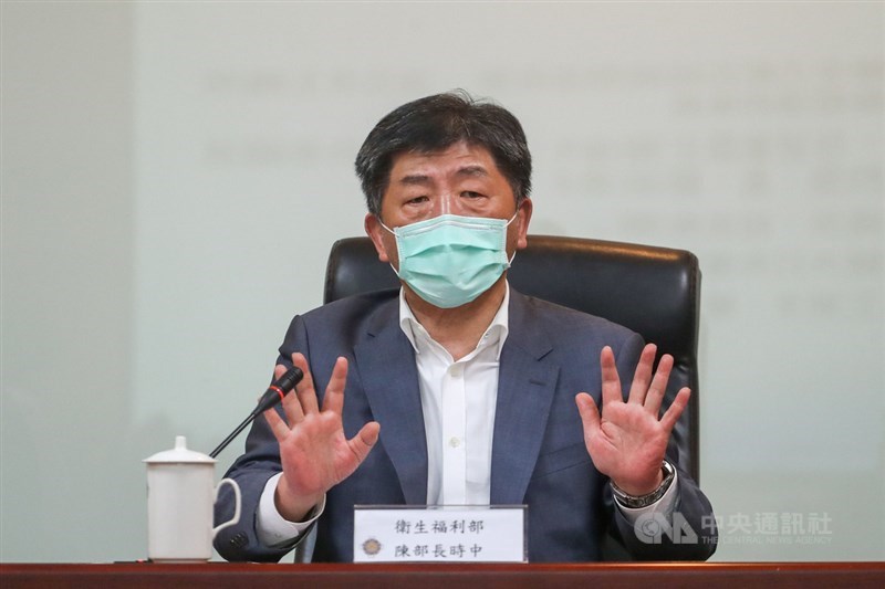 因應武漢肺炎疫情,中央流行疫情指揮中心對醫院超前部署,外界呼籲藉機掃蕩非法外籍勞工,指揮中心指揮官陳時中(圖)29日說,「我不贊成」,現階段清掉這些人,只會增加護理人力負擔。中央社記者裴禛攝 109年2月29日