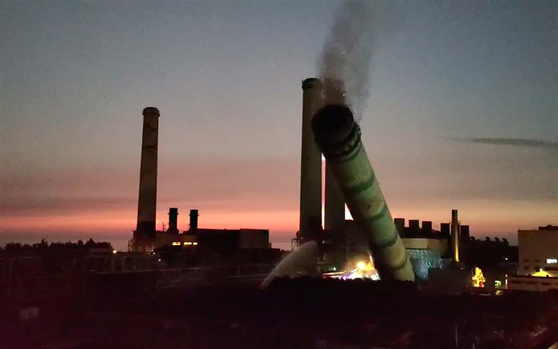 台電通霄發電廠舊3號機組煙囪29日晚間進行拆除作業，利用煙囪自體重量下壓傾倒，過程讓不少民眾直呼「很像是電影特效」，有人認為震撼，也有人認為聲響沒有想像中大。（通霄電廠提供）中央社記者魯鋼駿傳真　109年2月29日