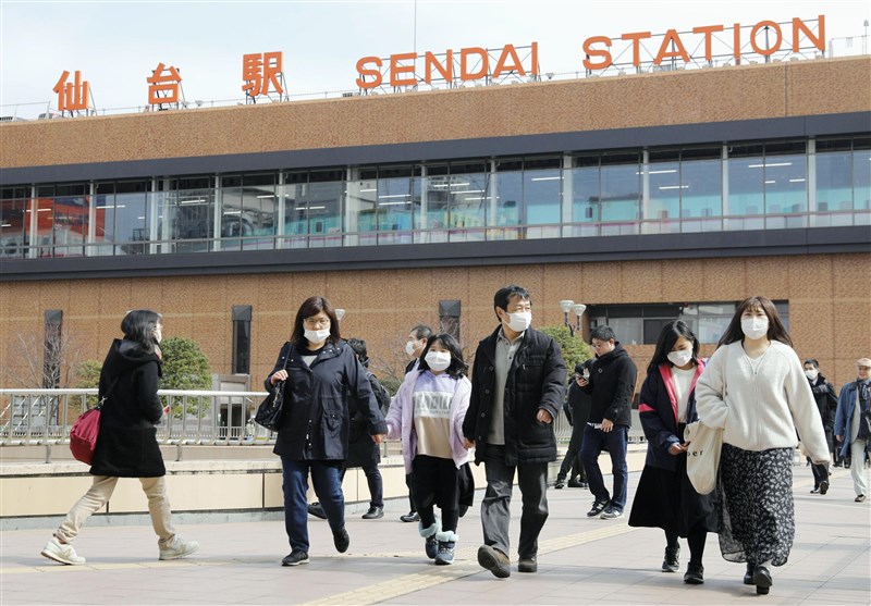 日本東北地區29日出現武漢肺炎首起確診病例,患者住在仙台市。圖為行經JR仙台站前戴口罩的民眾。(共同社提供)