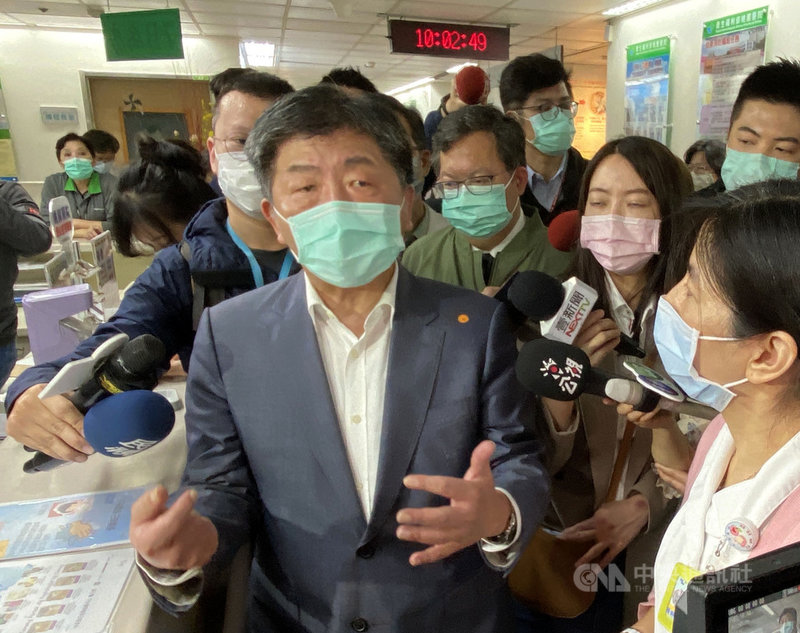 中央流行疫情指揮中心指揮官陳時中(前左)29日指出,有關非法外勞看護通報管理,經過與醫院的商量後,目前重點是「陪病的安全」與「陪病的訓練」。中央社記者邱俊欽桃園攝 109年2月29日