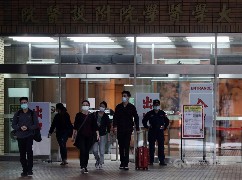 武漢肺炎疫情持續升溫,甚至發生院內感染情形,不少醫院超前部署,包含強化病人分流、入口管制、外包管理等措施,進門管制上也將採貴賓證、陪病證、探病證等區分。中央社記者張皓安攝 109年2月29日