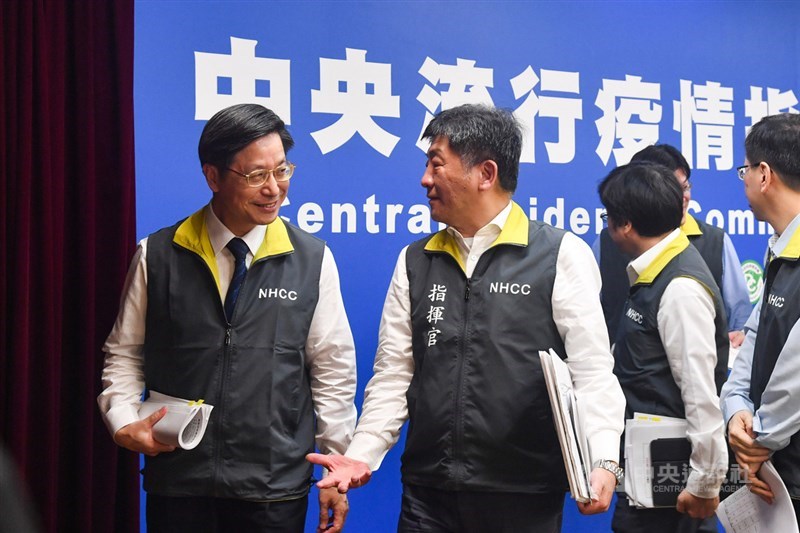 中央流行疫情指揮中心1日召開記者會,指揮官、衛福部長陳時中(前右)與指揮中心專家諮詢小組召集人張上淳(前左)會後討論疫情內容。中央社記者林俊耀攝 109年3月1日