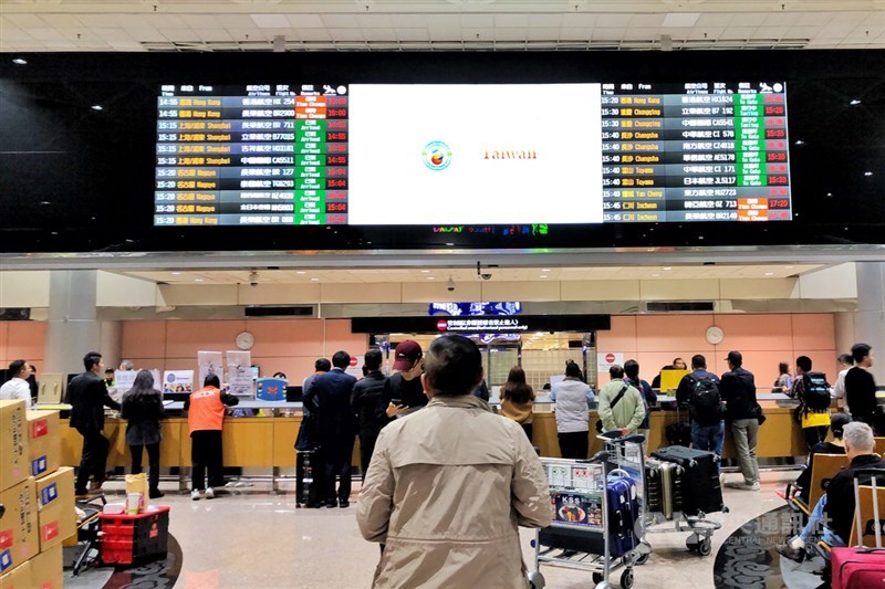 指揮中心7日將法國、德國及西班牙旅遊疫情建議升至第二級警示,入境民眾應自主健康管理14天。圖為桃機入境大廳。(中央社檔案照片)