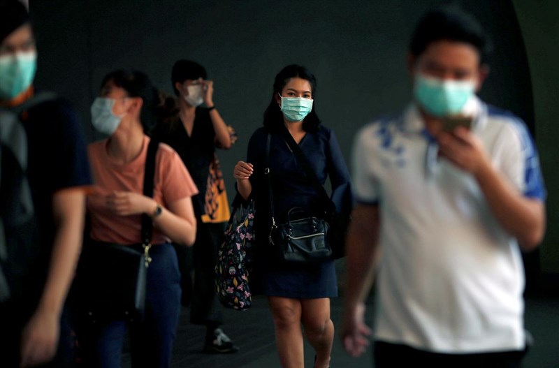 泰國1日宣布首起武漢肺炎病患死亡案例,一名35歲的泰國男子先得了登革熱又感染武漢肺炎,治療一個月後死亡,但死前再驗已無武漢肺炎病毒,因此確切死因仍待檢驗。圖為曼谷民眾戴口罩防武漢肺炎。(路透社提供)