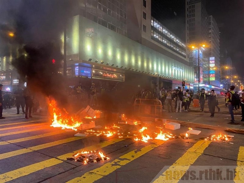 香港反送中運動2019年8月31日發生港警無差別攻擊民眾的「太子站襲擊事件」。事件過去半年後,民眾悼念活動卻再度引爆警民衝突。圖為街頭示威者投擲汽油彈。(圖取自香港電台網頁news.rthk.hk)