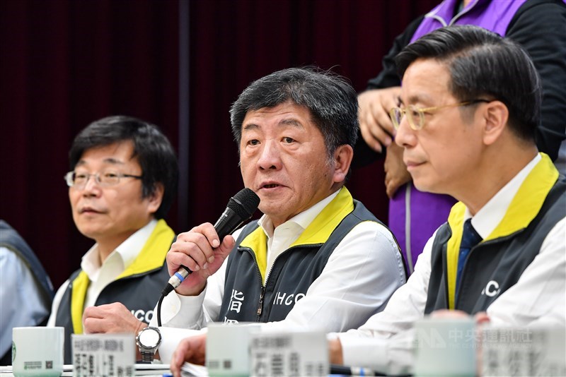 中央流行疫情指揮中心指揮官陳時中(中)1日表示,台灣新增1例武漢肺炎確診病例,為鑽石公主號返台旅客,北部70多歲女性。 中央社記者林俊耀攝 109年3月1日