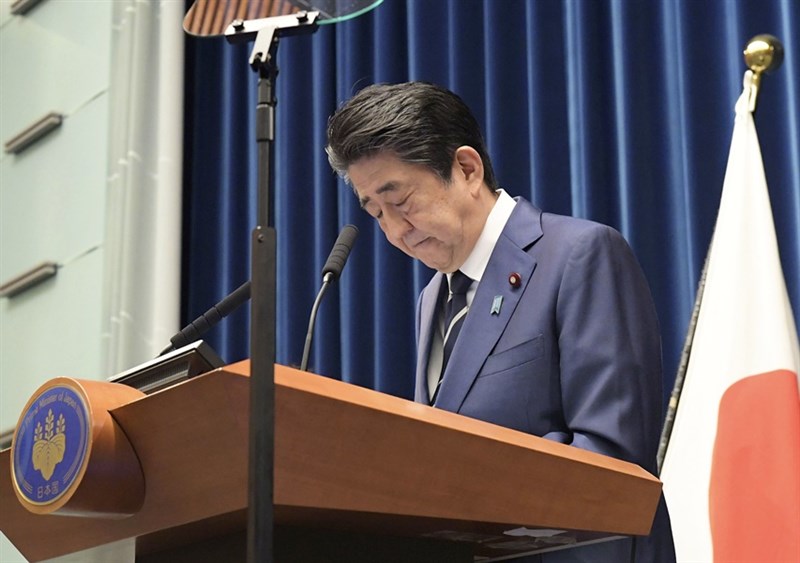 安倍晉三2月29日週六特別召開記者會,這是此次疫情爆發後他首度正式開記者會說明。(共同社提供)