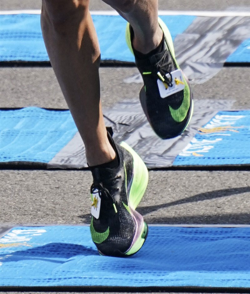 日本長跑名將大迫傑1日在東京馬拉松再創日本新紀錄,他腳下穿的知名廠商新款厚底跑鞋,同樣受到關注。(共同社提供)