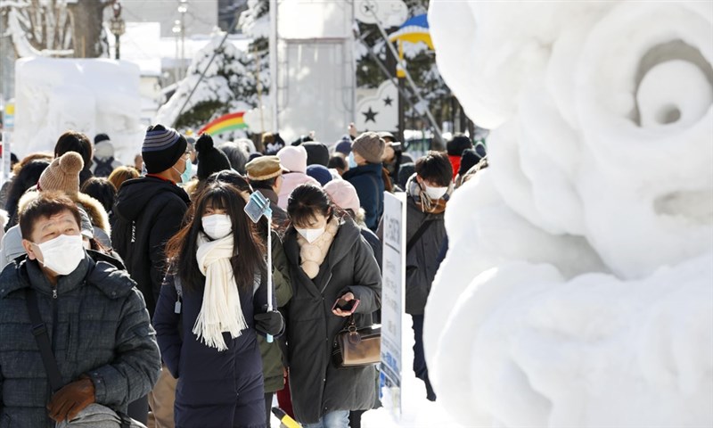 日本北海道一名確診武漢肺炎個案3月1日死亡,是北海道內第3起死亡案例。由於死者1月17日就已住院,院方認為有可能是在住院期間感染。圖為北海道民眾戴口罩出門。(共同社提供)