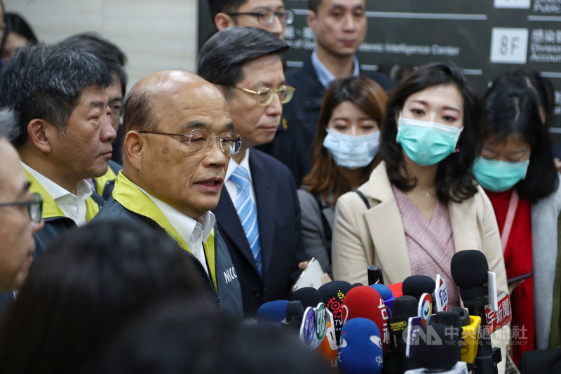 因應武漢肺炎疫情,行政院長蘇貞昌(左2)2日上午親自前往中央流行疫情指揮中心視察,被媒體問及國內口罩供需問題時表示,隨著口罩產能增加,將調整實名制可購買的口罩片數。中央社記者王騰毅攝 109年3月2日