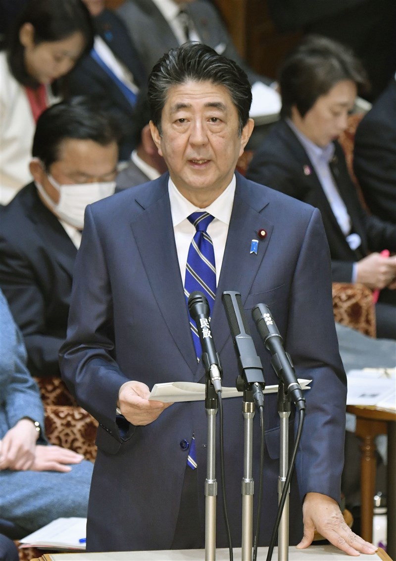 為預防武漢肺炎疫情蔓延,日本首相安倍晉三(前)2日表達出希望早日完成立法的想法。(共同社提供)