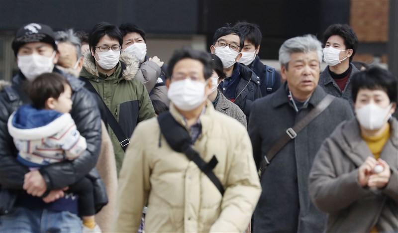 武漢肺炎疫情發燒,日本重災區北海道確診72例、死亡3例。圖為日本仙台市2月29日出現武漢肺炎首起確診病例,民眾戴口罩上街防疫。(共同社提供)