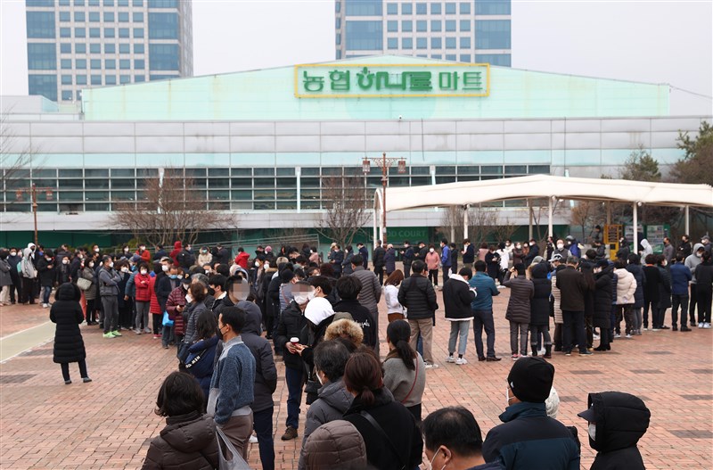 武漢肺炎疫情發燒,韓國1日通報,武漢肺炎確診病例來到3736例。圖為韓國良才洞民眾排隊購買口罩。(韓聯社提供)
