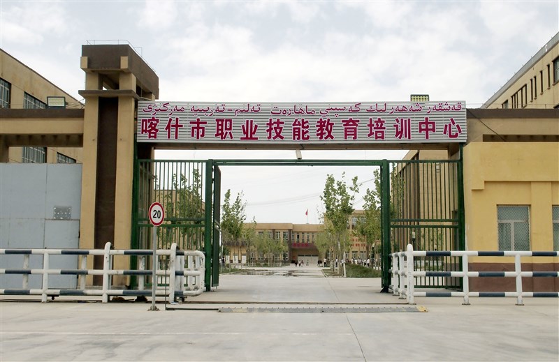 來自中國新疆的維吾爾人被迫在全球知名大型企業的代工廠裡工作,法國維吾爾人協會近日起訴運動品牌龍頭Nike。圖為新疆一處再教育營。(共同社)