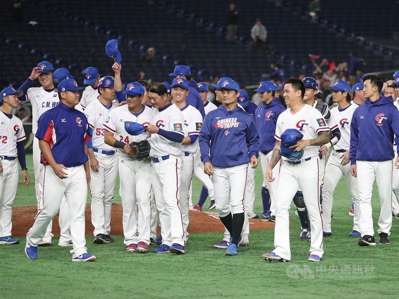 受到武漢肺炎疫情影響,原訂4月1日開打的6搶1東京奧運最終資格賽,延期至6月17日至6月21日進行。圖為中華隊在2019年11月16日12強棒球賽的最後一戰以5比1擊敗澳洲隊。(中央社檔案照片)