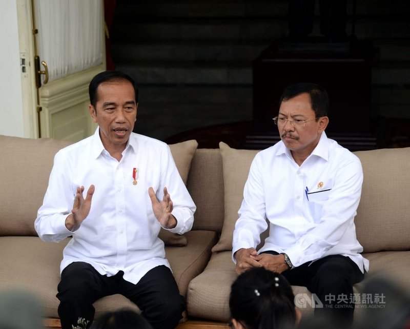 印尼總統佐科威(左)在衛生部長普蘭多(右)陪同下,2日在總統府對媒體宣布,印尼有兩名民眾感染武漢肺炎。這是印尼首度證實境內出現確診病例。(印尼總統府提供)中央社記者石秀娟雅加達傳真 109年3月2日