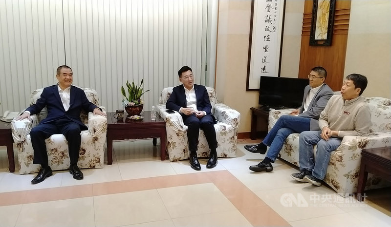 國民黨主席補選7日將投票,黨主席補選候選人、立委江啟臣(左2)3日在前立委謝國樑(右2)陪同下前往基隆市議會,拜會同黨籍基隆市議長蔡旺璉(左)等人,尋求支持。中央社記者王朝鈺攝 109年3月3日