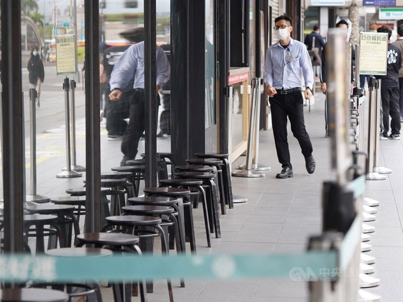 武漢肺炎疫情延燒,經濟部研議振興抵用券,採取電子與實體兩種方式進行,預計可用在全台餐飲14萬家、商圈業者28萬家、夜市攤商1萬家、藝文活動與場域1700家,若扣掉重複計算者,全台約有35萬家業者適用。圖為一家知名港式飲茶店外候位區。中央社記者徐肇昌攝 109年3月4日