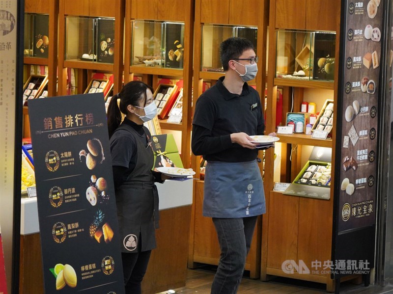 武漢肺炎疫情嚴峻,也衝擊各行業發展,經濟部特別研議「振興抵用券」,擬採電子、實體兩種方式進行,推估全台約有35萬家業者適用,預計在疫情緩和後的半年到一年之間發放,照顧迫切需要的中小型餐飲業者。圖為甜點店員工端著試吃品,等待消費者光臨。中央社記者徐肇昌攝 109年3月4日