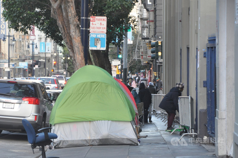 舊金山市區田德隆(Tenderloin)路邊住著帳篷族的遊民,恐成為美國防疫照不到的死角。圖為108年12月29日舊金山市區的一景。中央社記者周世惠舊金山攝 109年3月4日