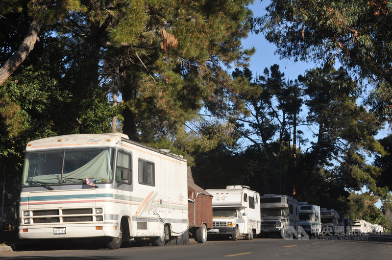 美國北加州遊民常住在露營車,居住空間狹小,衛生條件不足,專家憂心會成為武漢肺炎社區感染的溫床。圖為露營車陣停在舊金山灣區山景市(Mountain View)一條街上,距離搜尋引擎谷歌(Google Inc.)總部不遠。中央社記者周世惠舊金山攝 109年3月4日