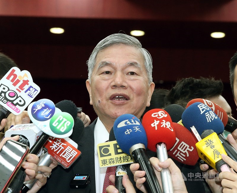 經濟部長沈榮津(圖)4日上午出席聯席會議,在會前接受媒體採訪時指出,根據經濟部的盤點,振興抵用券預計可以用在全台餐飲14萬家、商圈業者28萬家、夜市攤商1萬家、藝文活動與場域1700家,若扣掉重複計算的業者,全台約有35萬家業者適用。中央社記者郭日曉攝 109年3月4日