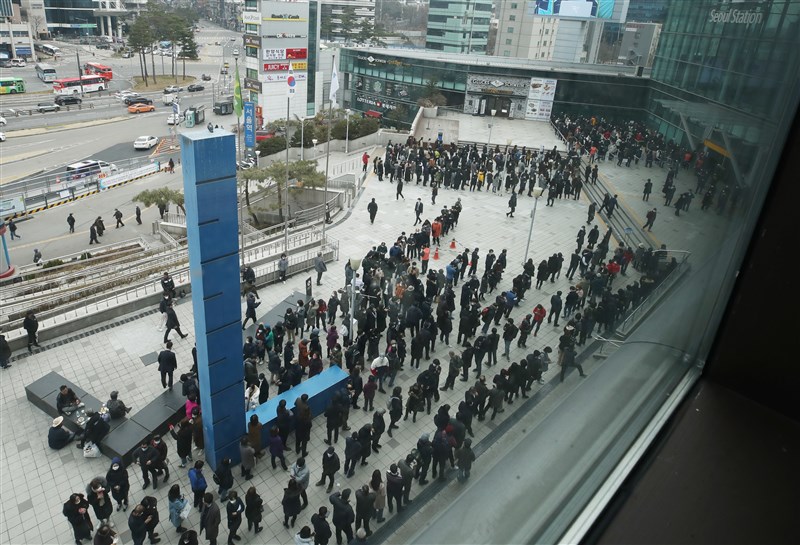 韓國政府5日宣布將提高公賣口罩占整體產量比重至8成,且每人每週僅限購買2片。圖為首爾民眾排隊等買口罩。(韓聯社提供)
