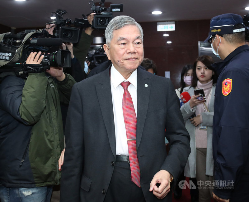經濟部規劃20億元振興抵用券,商界團體認為應每個人都發,且提高發放金額。經濟部長沈榮津(前中)5日出席立法院聯席會議前受訪說,還是要量力而為,先以目前規劃的方式進行,也有人認為不要浮濫發放。中央社記者張皓安攝 109年3月5日