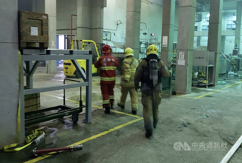 高雄國家中山科學研究院大樹院區6日晚間傳出爆炸火警意外,消防局獲報緊急動員前往搶救,目前暫知有4名人員受傷。(翻攝畫面)中央社記者董俊志傳真 109年3月6日