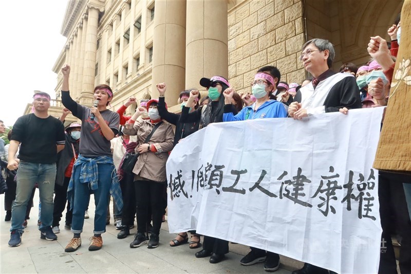 美國無線電公司(RCA)工傷求償案,台灣高等法院更一審6日宣判,24人獲賠新台幣5470萬多元,另駁回200餘人的求償,還可上訴。RCA員工關懷協會成員不服判決,高喊「高院踐踏工人健康權」口號,表示大家都非常氣憤,會繼續上訴。中央社記者蕭博文攝 109年3月6日