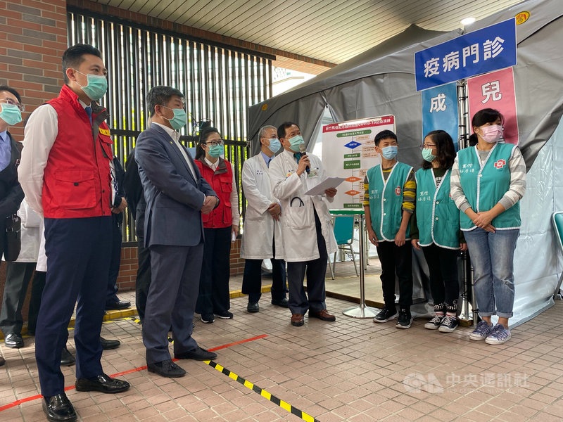 新竹市政府7日邀轄內5間醫院進行武漢肺炎防疫演練,衛福部長、中央流行疫情指揮中心指揮官陳時中(前左2)在新竹市長林智堅(前左)陪同下前往視察。中央社記者魯鋼駿攝 109年3月7日
