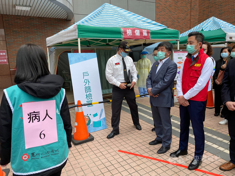 新竹市政府7日邀轄內5間醫院進行武漢肺炎防疫演練,針對出現確診病例後等狀況應變模擬,衛福部長、中央流行疫情指揮中心指揮官陳時中(前右2)在新竹市長林智堅(前右)陪同下到場視察。中央社記者魯鋼駿攝 109年3月7日