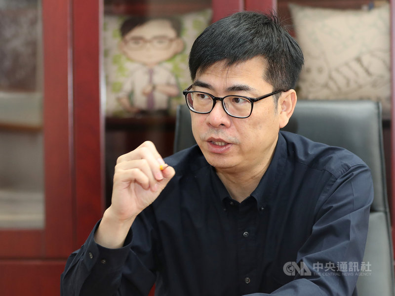 行政院副院長陳其邁是醫學院公共衛生研究所碩士,當過醫師,武漢肺炎疫情期間,許多防疫作為,都是由陳其邁召集各部會高階官員以及專家,在他的辦公室討論協調後提出。中央社記者張皓安攝 109年3月7日